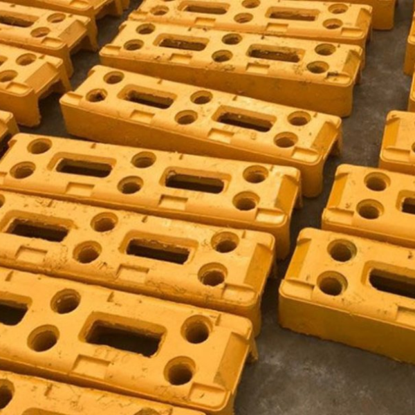 High-visibility recycled rubber feet for temporary fencing