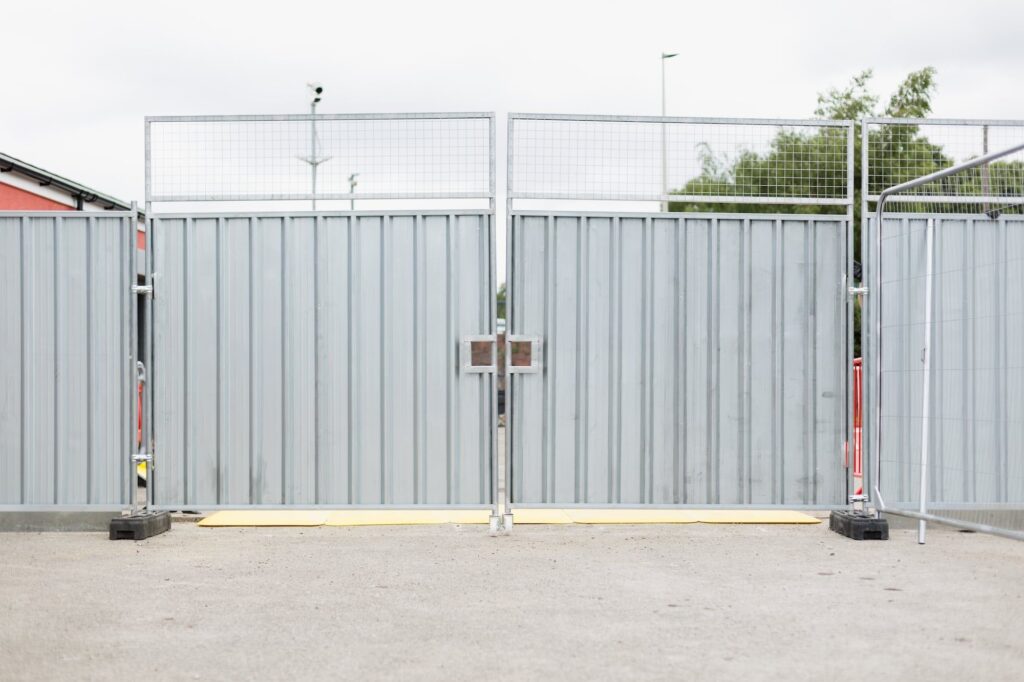 Double-leaf steel vehicle gate for 2.4m site hoarding