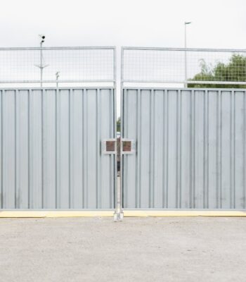 Double-leaf steel vehicle gate for site hoarding