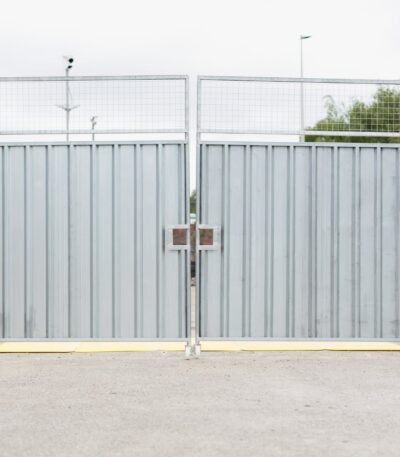 Double-leaf steel vehicle gate for site hoarding