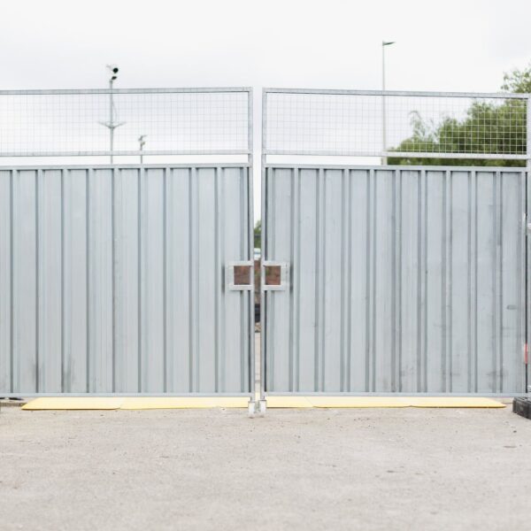 Double-leaf steel vehicle gate for site hoarding