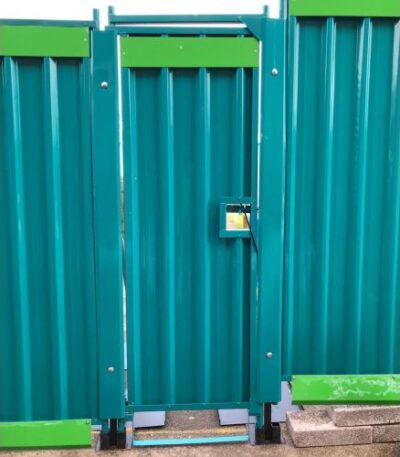 Standalone steel pedestrian gate for temporary hoarding
